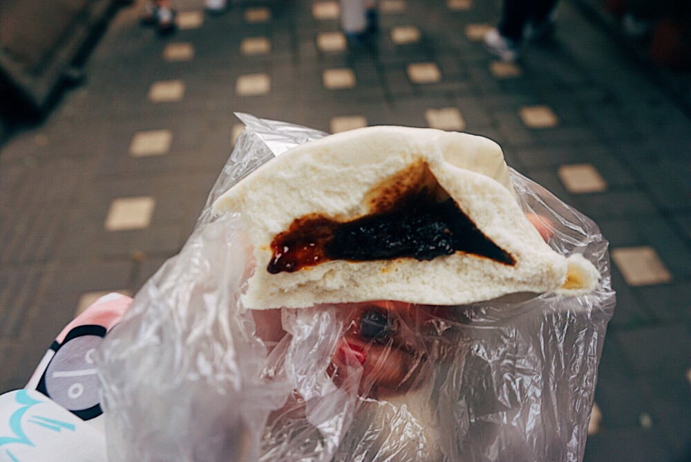 鼓楼馒头，豆包，里面的豆沙很细腻，但是感觉皮没有很蓬松。糖三角，里面是红糖，吃起来有点脆脆的。尼积小栈，咖啡包真的好吃！我一开始以为是有馅料的，其实是面包上有一层脆皮，有点类似于菠萝包。咖啡味很浓郁，店里面也全是咖啡的香味。海小姐的玫瑰饼，好像挺火的，来一个尝尝味道就可以了，因为味道真的一般般。