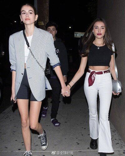 #kaiagerber# 和#madisonbeer# 一同前往音乐会，两套造型都非常好看，话说凯雅的健美裤是Bella送的吗？ ?