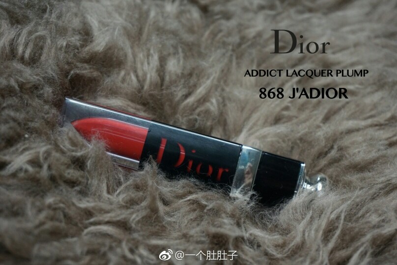 Dior
瘾诱漆光唇釉868试色
这个系列质地真滴喜欢 滋润好推成膜持久 会染唇 水嘟嘟 对于唇纹星人来说已经很不显唇纹了
偏深的浆果草莓红 巨显白不挑皮 超级喜欢！
@一个肚肚子