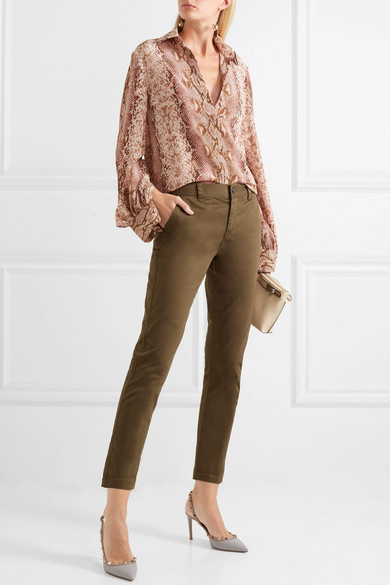 Valentino 经典的 “Rockstud” 高跟鞋有各种颜色，总有一双适合你。这一露跟版本采用淡灰色皮革打造，嫩粉色边饰上点缀有品牌经典的锥形铆钉。单品配搭露踝裤装或是鲜艳连衣裙皆宜，助你自信出入职场并且优雅前赴晚餐会。