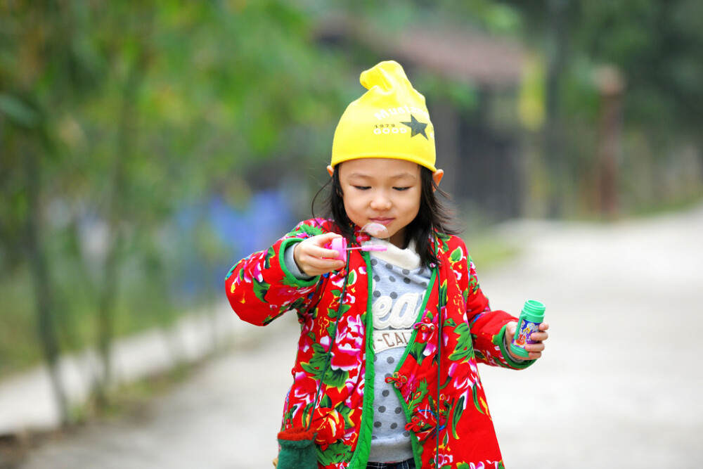 吹泡泡 小孩嬉闹 公园 游乐园