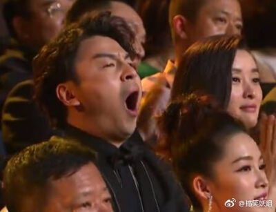 #拯救不开心#雷佳音打哈欠，被镜头抓到啦哈哈哈哈哈哈哈哈哈哈哈哈雷老师真是我的快乐源泉\n\n\n ​​​​