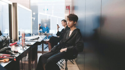 肤若凝脂 黑色浴袍