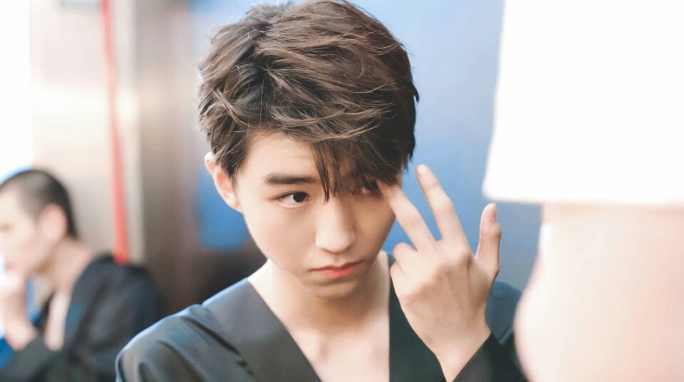 肤若凝脂 黑色浴袍