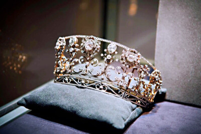 尤兰达公主王冠（Princess Yolanda's Tiara），是一百年前意大利国王维托里奥·埃马努埃莱三世与王后专门请Leysen设计定制，并赠与女儿尤兰达公主的结婚礼物。