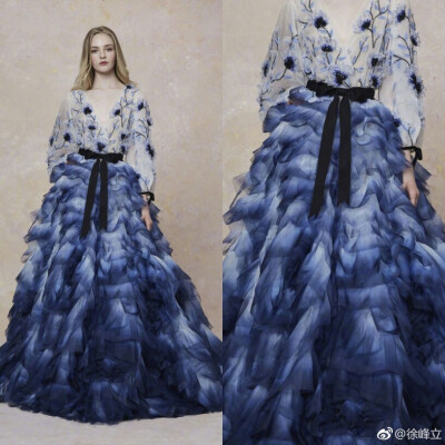 Details | Marchesa Resort 2019～古典油画中的女主角穿上梦幻飘逸的仙裙，糅合出一幅早春的浪漫图景～ ​