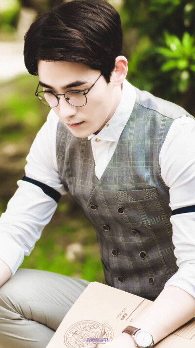 朱一龙 袖箍帅气