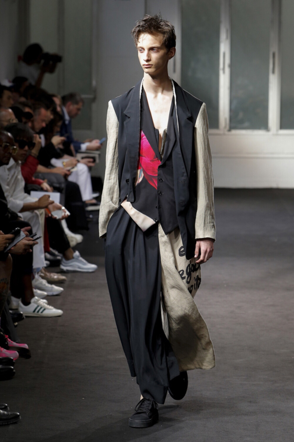 Yohji Yamamoto（山本耀司）于巴黎男装周发布2019春夏男装系列