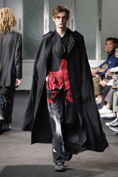 Yohji Yamamoto（山本耀司）于巴黎男装周发布2019春夏男装系列