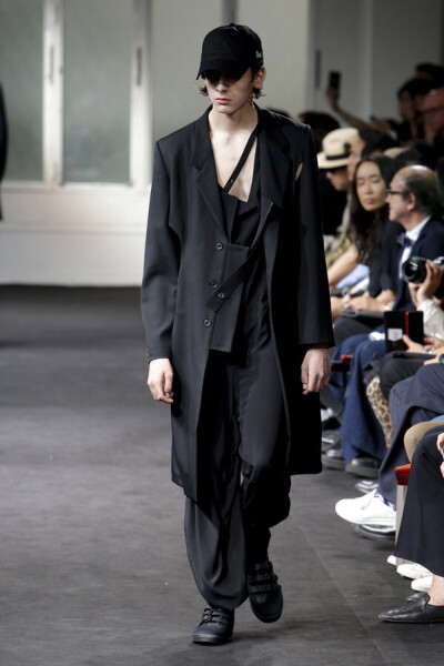 Yohji Yamamoto（山本耀司）于巴黎男装周发布2019春夏男装系列