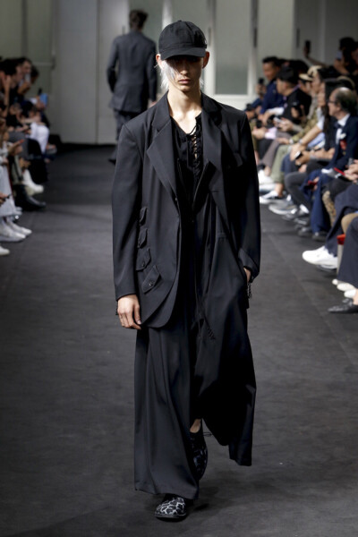 Yohji Yamamoto（山本耀司）于巴黎男装周发布2019春夏男装系列