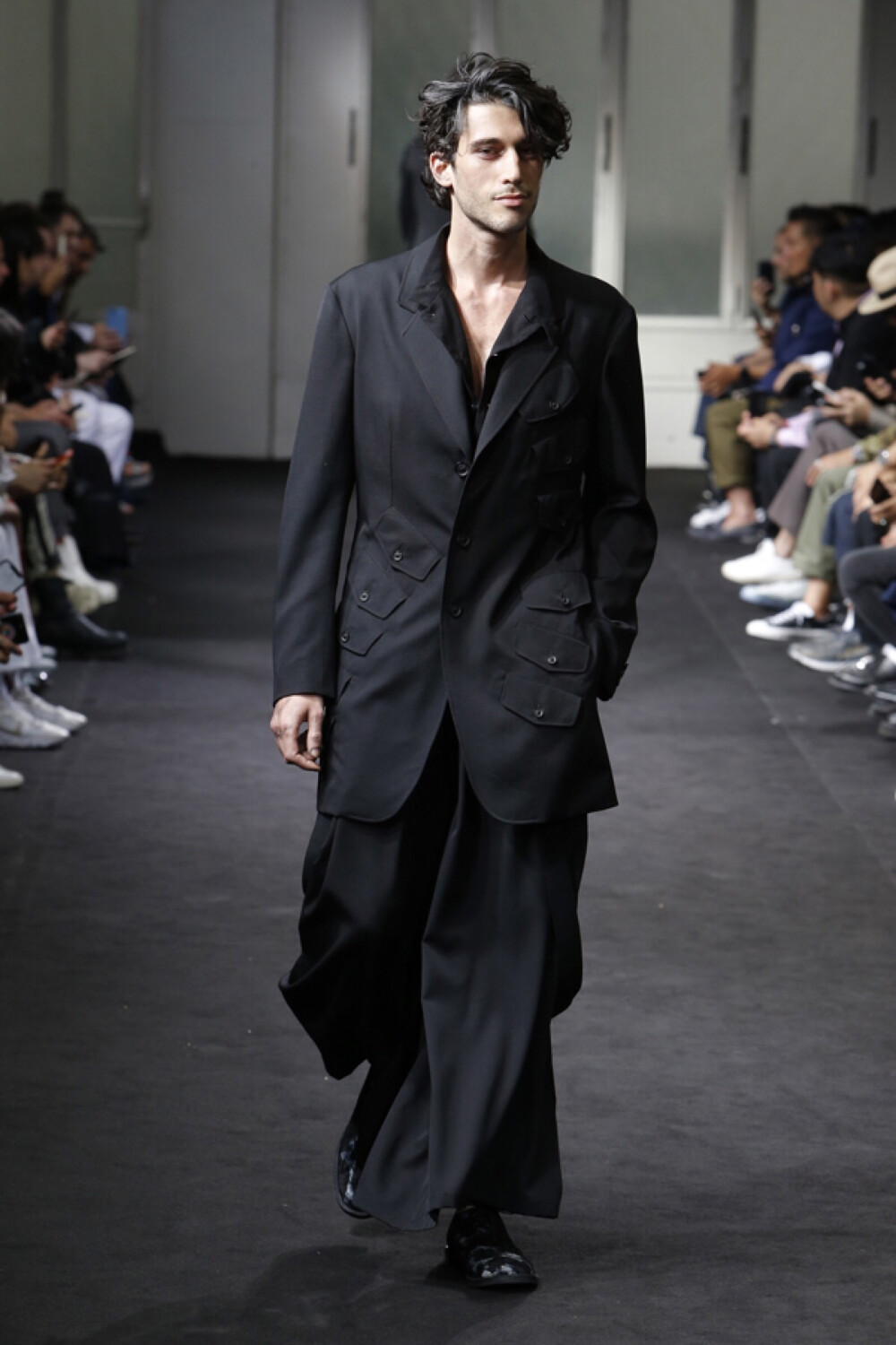 Yohji Yamamoto（山本耀司）于巴黎男装周发布2019春夏男装系列