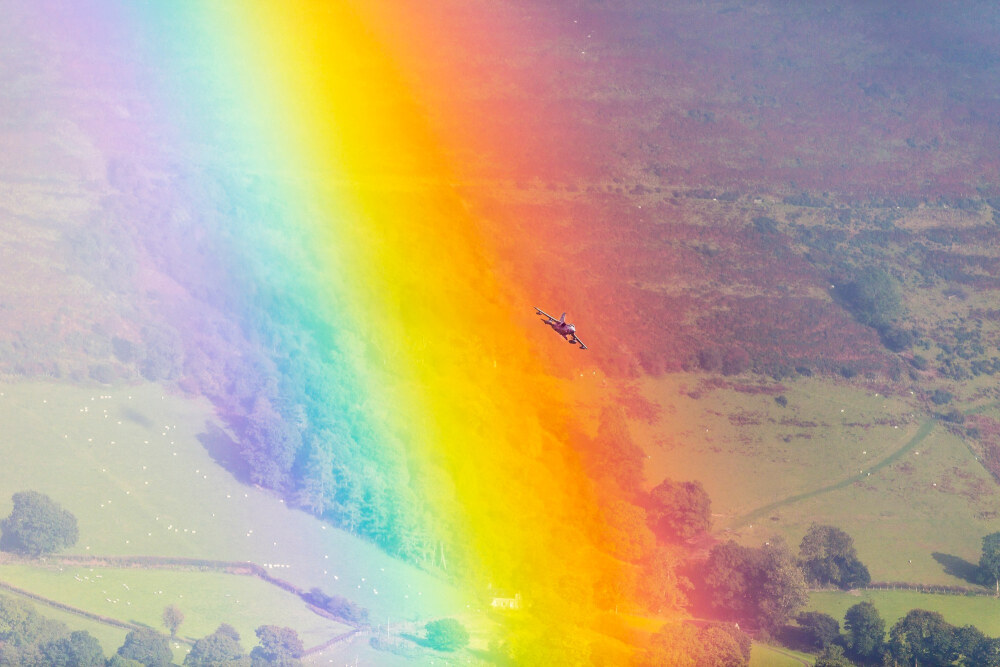 想看飞机飞过彩虹的样子吗？Wanna See a Fighter Jet Fly Through a Rainbow? Of Course You Do https://www.wired.com/story/wanna-see-a-fighter-jet-fly-through-a-rainbow-of-course-you-do/?mbid=social_fb&utm_campaign=buffer&utm_content=buffer58db8&utm_medium=social&utm_source=twitter.com