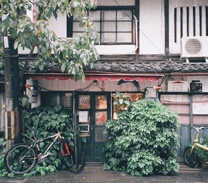 你从一座叫“我”的小镇经过刚好屋顶的雪化成雨飘落你穿着 透明的衣服给我 一个人唱歌全都是 我喜欢的歌——高晓松《如果有来生》 ​​​​