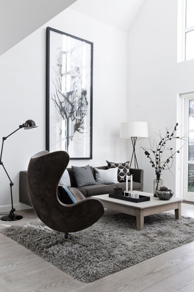 蛋椅（Egg Chair）
一款在车库里设计出来的椅子。
雅各布森（Arne Jacobsen） 为哥本哈根皇家酒店的大厅以及接待区设计了这个蛋椅。这个卵形椅子从此成了丹麦家具设计的样本，它的扶手和椅背看起来就像抱着一…