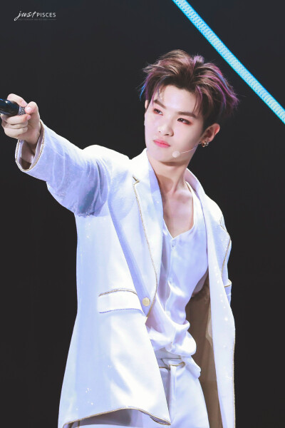 ninepercent黄明昊Justin
我要狙击你的心喽，然后……nana们和我一起这个样子笑。(๑ºั╰╯ºั๑)