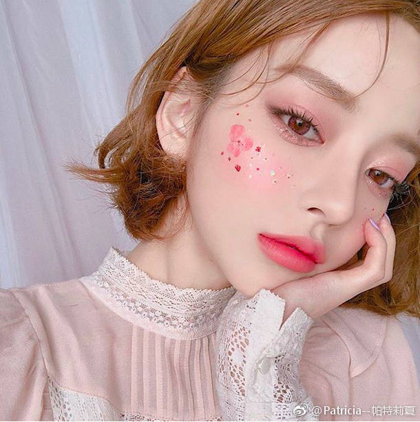 ▼
Girl | 姜泰莉，韩国品牌CHUU当家模特
ins更新