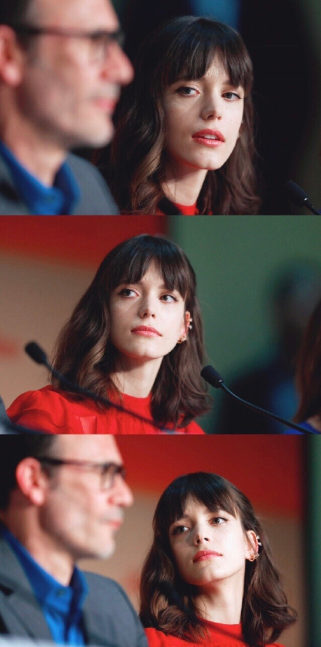 Stacy Martin 史黛西·马汀
清都绿玉树,灼烁瑶台春