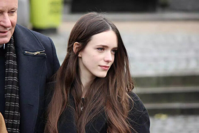 Stacy Martin 史黛西·马汀
清都绿玉树,灼烁瑶台春