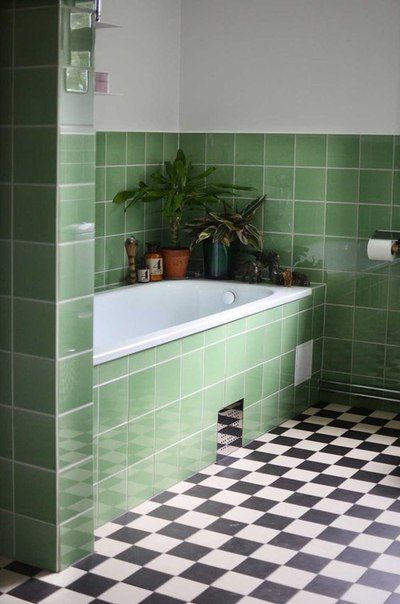 色彩斑斓的各种形状的瓷砖让浴室也变得缤纷起来，在这样的卫生间洗漱的时候心情都会变得很好。
