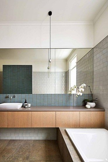色彩斑斓的各种形状的瓷砖让浴室也变得缤纷起来，在这样的卫生间洗漱的时候心情都会变得很好。