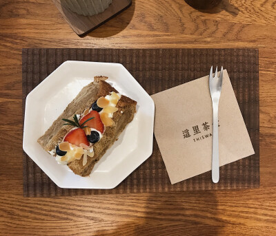 日式戚风切件，松软蓬松的蛋糕与微凉不腻的奶油混合入口，
唯有美味可形容。
