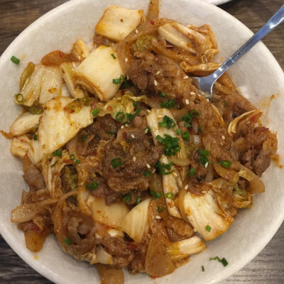 日式肥牛饭，好吃，里面有泡菜肥牛洋葱米饭