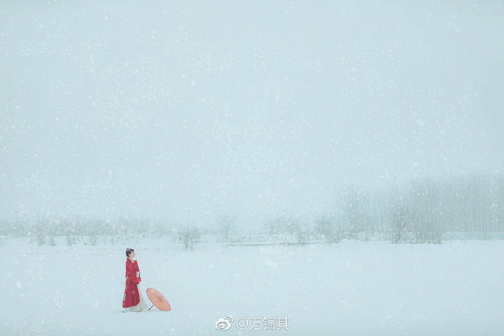 斟酒独酌 细雪纷纷覆上眉目
清寒已然入骨
还忆最初 有你扯过衣袖轻拂
笑说雪融似泪珠 ❄️❄️❄️❄️❄️
_______________________
出镜：@小木头呼啦啦
服装：@道定 @宴山亭传统服饰定制_初六
头饰：@福田妙果_田田
摄影：@万锦其
_______________________
#摄影时光轴# #杭州约拍# #宁波约拍# #合肥约拍# #杭州约片# #古风摄影# #汉服摄影# #写真#