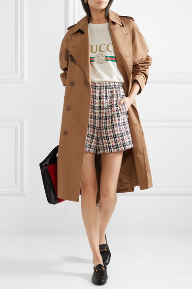 对于 Gucci 创意总监 Alessandro Michele 来说，花呢面料并不是西装外套和马甲的专属，比如用于短裤迎接夏天也十分适宜。这一版本采用高腰设计，剪裁宽松，可与马甲配套穿着。