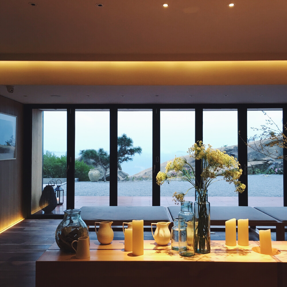 那厢隐蔽的地理位置决定了酒店脱离城市贴近自然的特点，建造在一片相思树、松林与天然巨石之间，那厢，清幽静谧，是一处适合慢呼吸的隐市桃源。