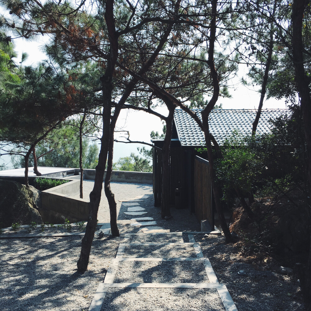 那厢隐蔽的地理位置决定了酒店脱离城市贴近自然的特点，建造在一片相思树、松林与天然巨石之间，那厢，清幽静谧，是一处适合慢呼吸的隐市桃源。