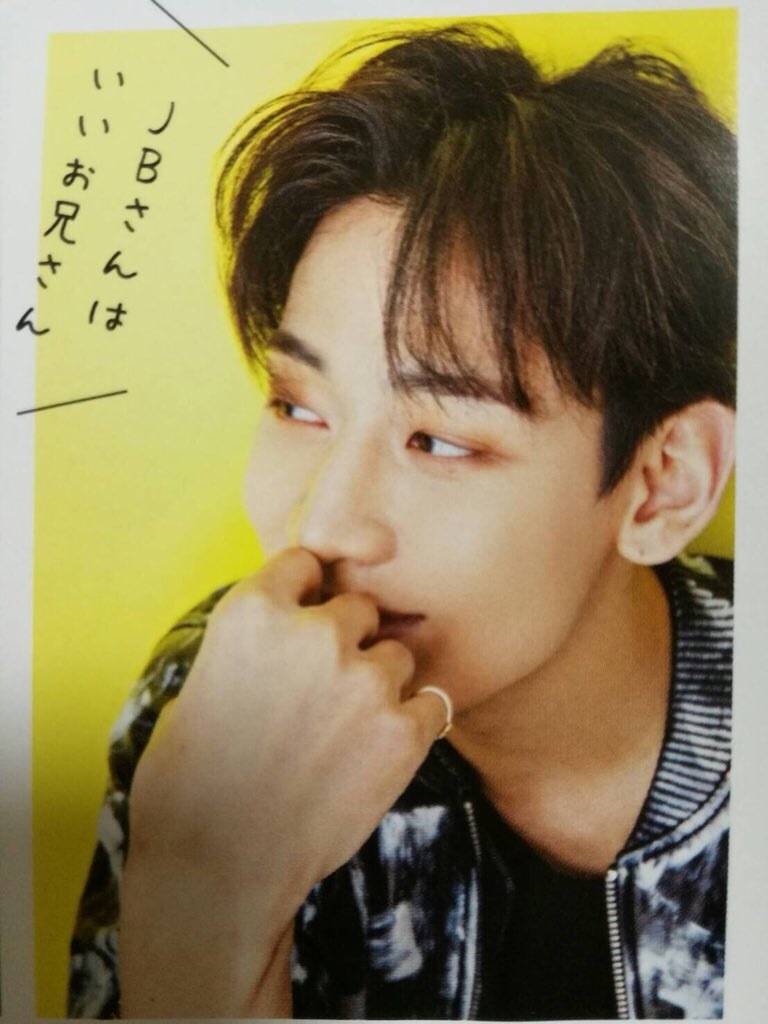 BamBam，全名Bambam Kunpimook Bhuwakul，1997年5月2日出生于泰国曼谷，在韩国发展的泰国籍男歌手、演员，男子演唱团体GOT7成员之一。2007年在泰国举办的“Rain Cover Dance“比赛中获得冠军，被韩国JYP娱乐公司星探挖掘。2012年参演电影《追凶》。2013年参与JYP与YG娱乐公司共同制作的电视节目《WHO IS NEXT:WIN》。2014年1月以演唱团体GOT7正式出道。