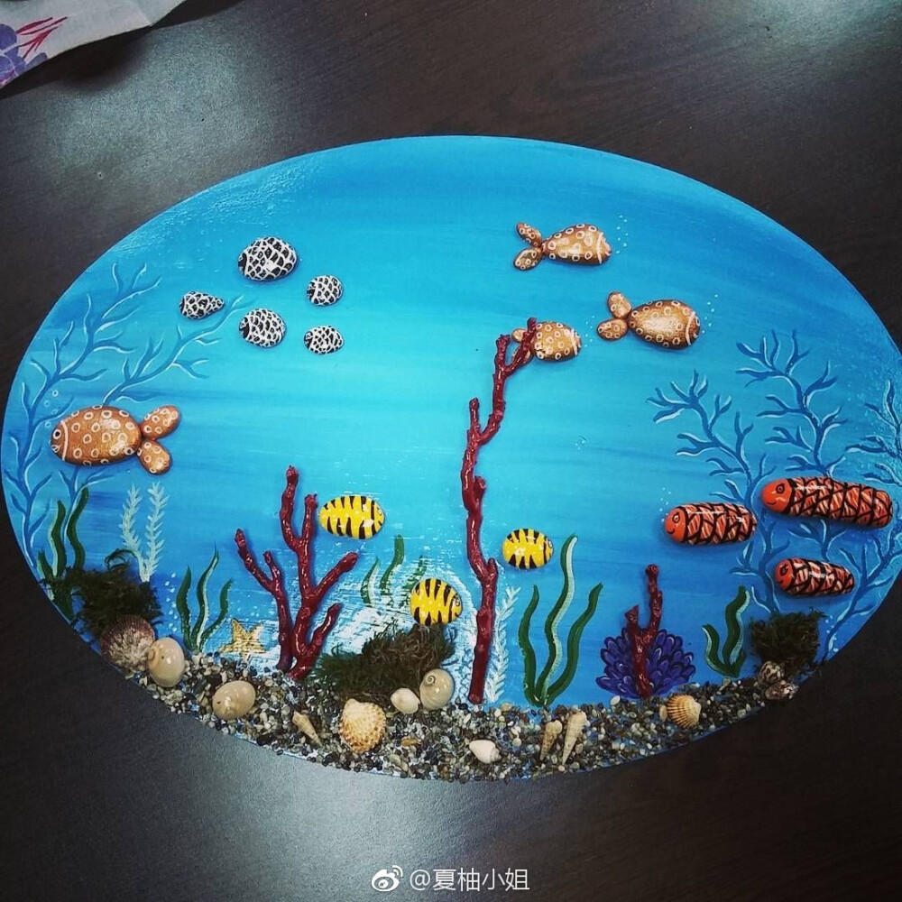 夏天怎么少的了海底世界石头画，马住改天慢慢做！\n\n手作教程小清新插画 ​via 夏柚小姐 ​