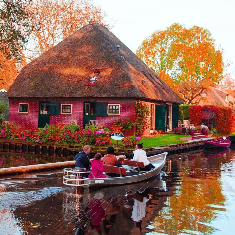 荷兰北部的羊角村（Giethoorn），被称为“荷兰威尼斯”。距今已有700多年历史，却仍保留着一派童话景象。