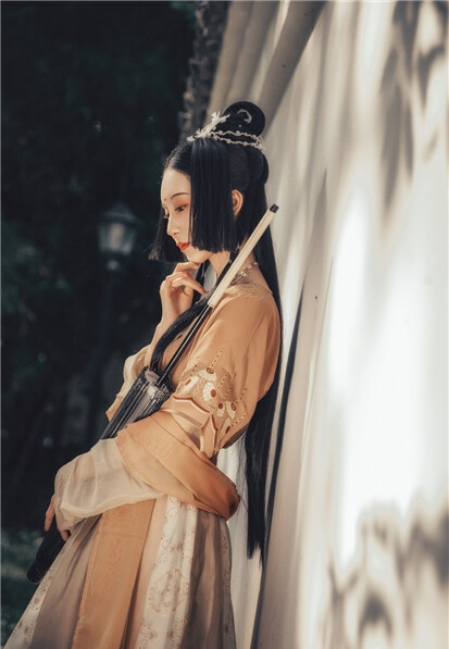 晓来风雨，万花飘落。
叹韶光，虚过却。
芳草萋萋，映楼台，淡烟漠漠。
纷纷絮飞院宇，燕子过朱阁。
宿心の古风/汉服「不妥删」自截@司音儿