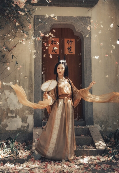 晓来风雨，万花飘落。
叹韶光，虚过却。
芳草萋萋，映楼台，淡烟漠漠。
纷纷絮飞院宇，燕子过朱阁。
宿心の古风/汉服「不妥删」自截@司音儿