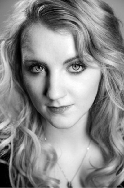 伊文娜·林奇(Evanna Lynch)，1991年8月16日出生于爱尔兰，爱尔兰影视演员、模特。
2006年1月23日，伊文娜·林奇赢得了在哈利波特系列第五部影片《哈利·波特与凤凰社》出演卢娜一角的机会。在2009年的《哈利·波特与混…