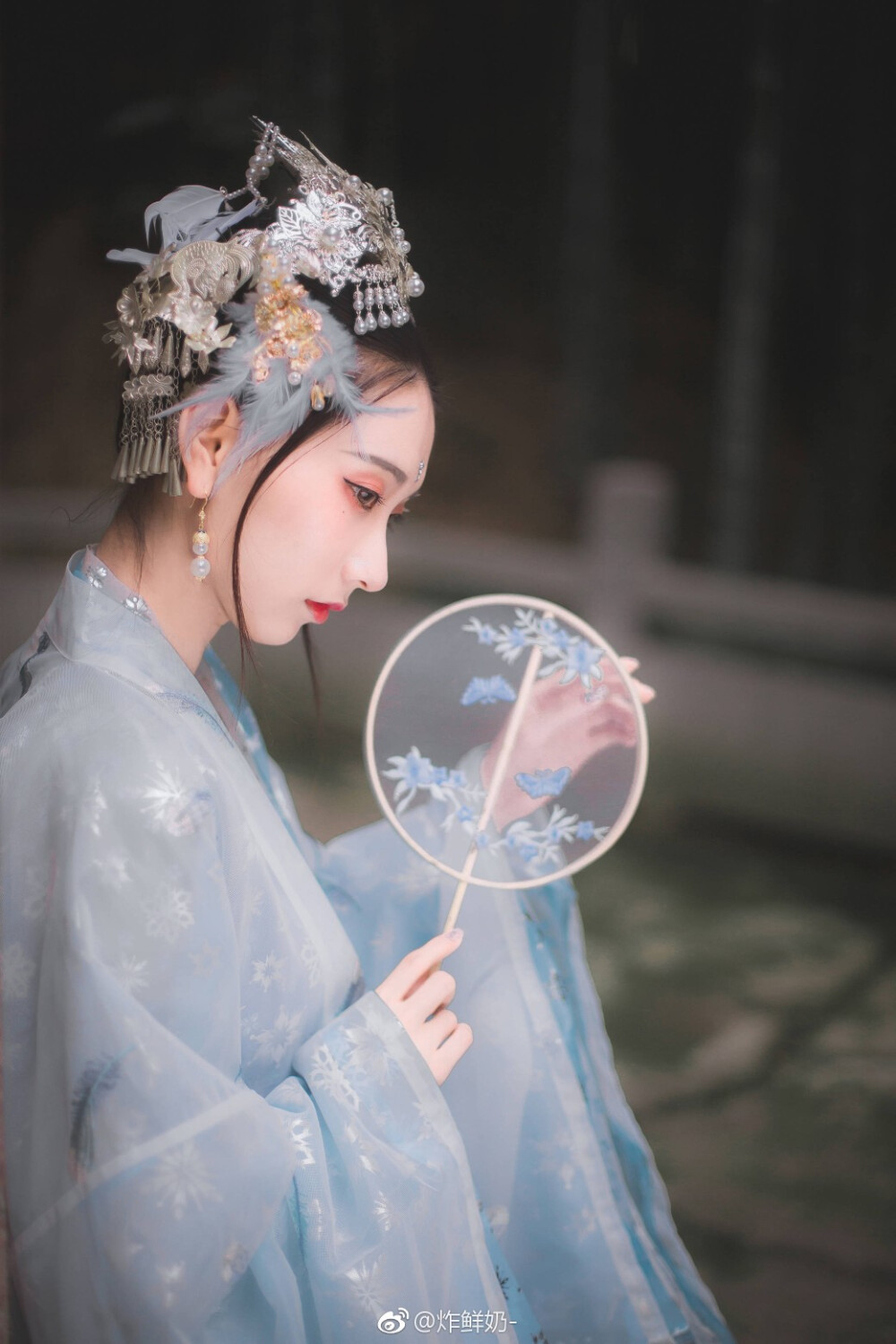#无锡约拍# #杭州约拍# #青海约拍#
《小池》
泉眼无声惜细流，树阴照水爱晴柔。
小荷才露尖尖角，早有蜻蜓立上头。
摄影：@炸鲜奶-
化妆：@炸鲜奶-
后期：@炸鲜奶-
服装：@司南阁汉服
后勤：@贤贤的草草
