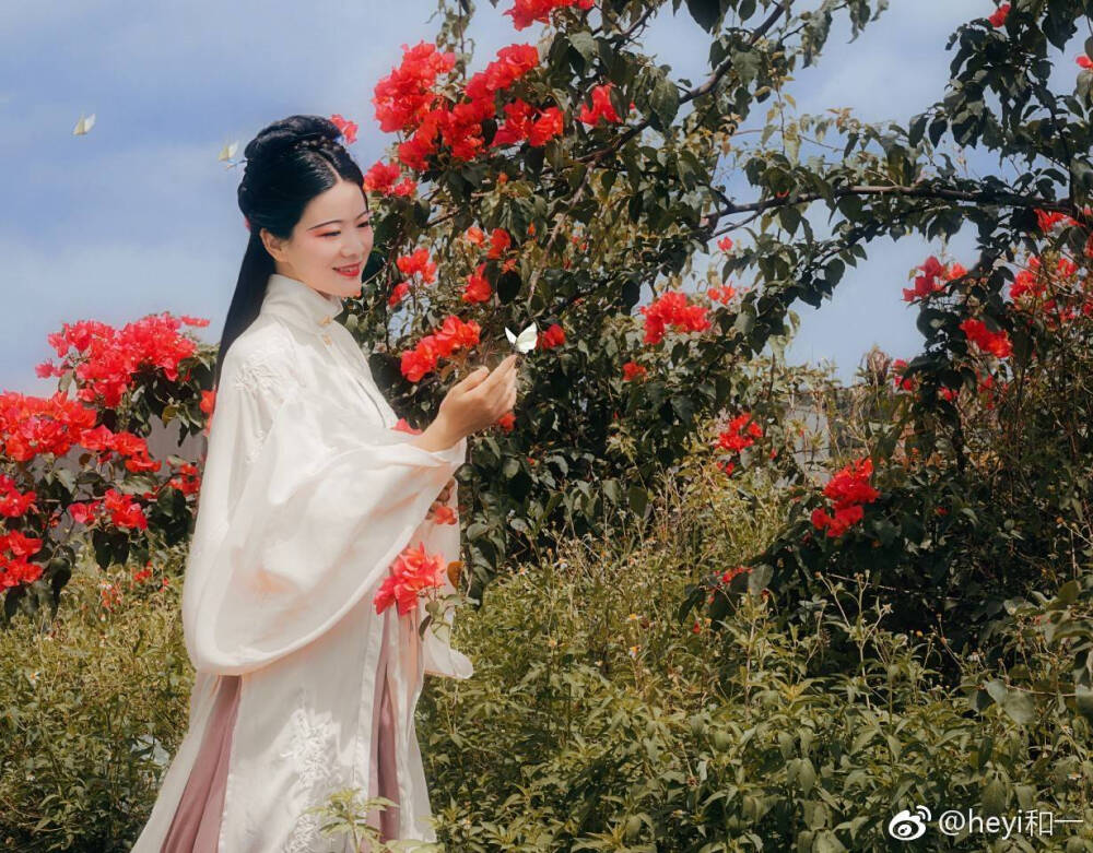 "素梦"
晓雨骤停晴有色，玄女驾临乘朝阳。
素衣增白绣虹光，金钗添辉映云裳。
闲卷红袖草间卧，淡拢青丝花中藏。
蜂方唱罢蝶献舞，繁忙只怨夏日长。
常恨人间多薄幸，半恼情痴半恼郎。
仙子今朝人间戏，书生余世梦襄王。
出镜/后期/妆造:和一
地点:五合校区
#南宁约拍##古风摄影##汉服##汉服摄影##汉服写真#
