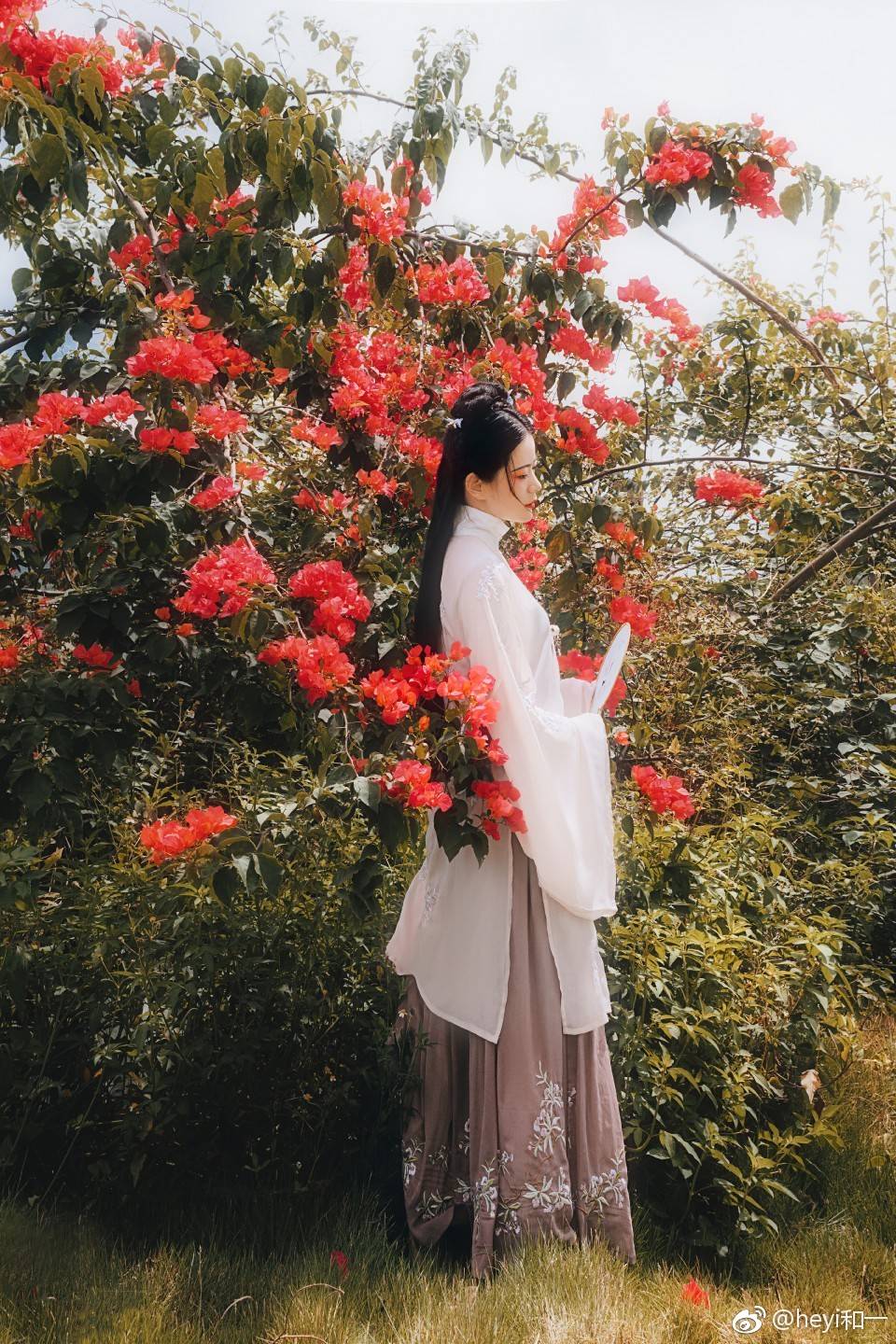 "素梦"
晓雨骤停晴有色，玄女驾临乘朝阳。
素衣增白绣虹光，金钗添辉映云裳。
闲卷红袖草间卧，淡拢青丝花中藏。
蜂方唱罢蝶献舞，繁忙只怨夏日长。
常恨人间多薄幸，半恼情痴半恼郎。
仙子今朝人间戏，书生余世梦襄王。
出镜/后期/妆造:和一
地点:五合校区
#南宁约拍##古风摄影##汉服##汉服摄影##汉服写真#
