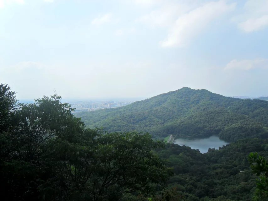 特别喜欢这种搭配：平平静静的一汪湖，缓缓呼吸的一丛山，舒舒展展的一些树。至清至和。