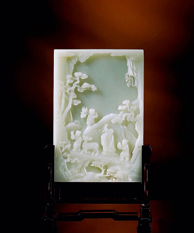 清乾隆·白玉祝寿图插屏
尺寸：玉牌高20.5cm，带座高28.5cm