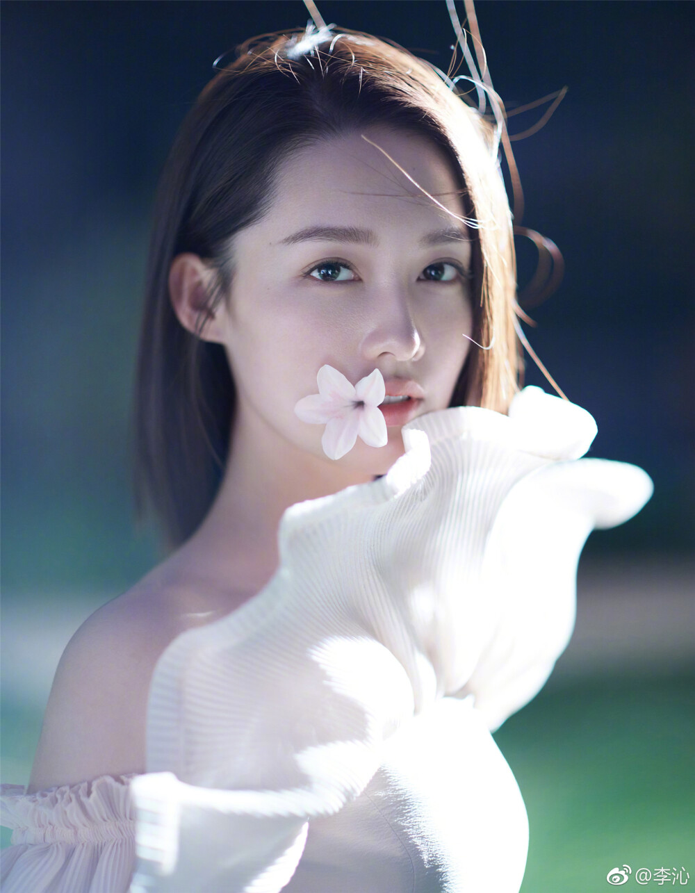 2018《LOHAS乐活》六月刊封面：李沁(“夏天必备：树林遮阳，蒲扇摇风，池塘戏鱼，和我。)