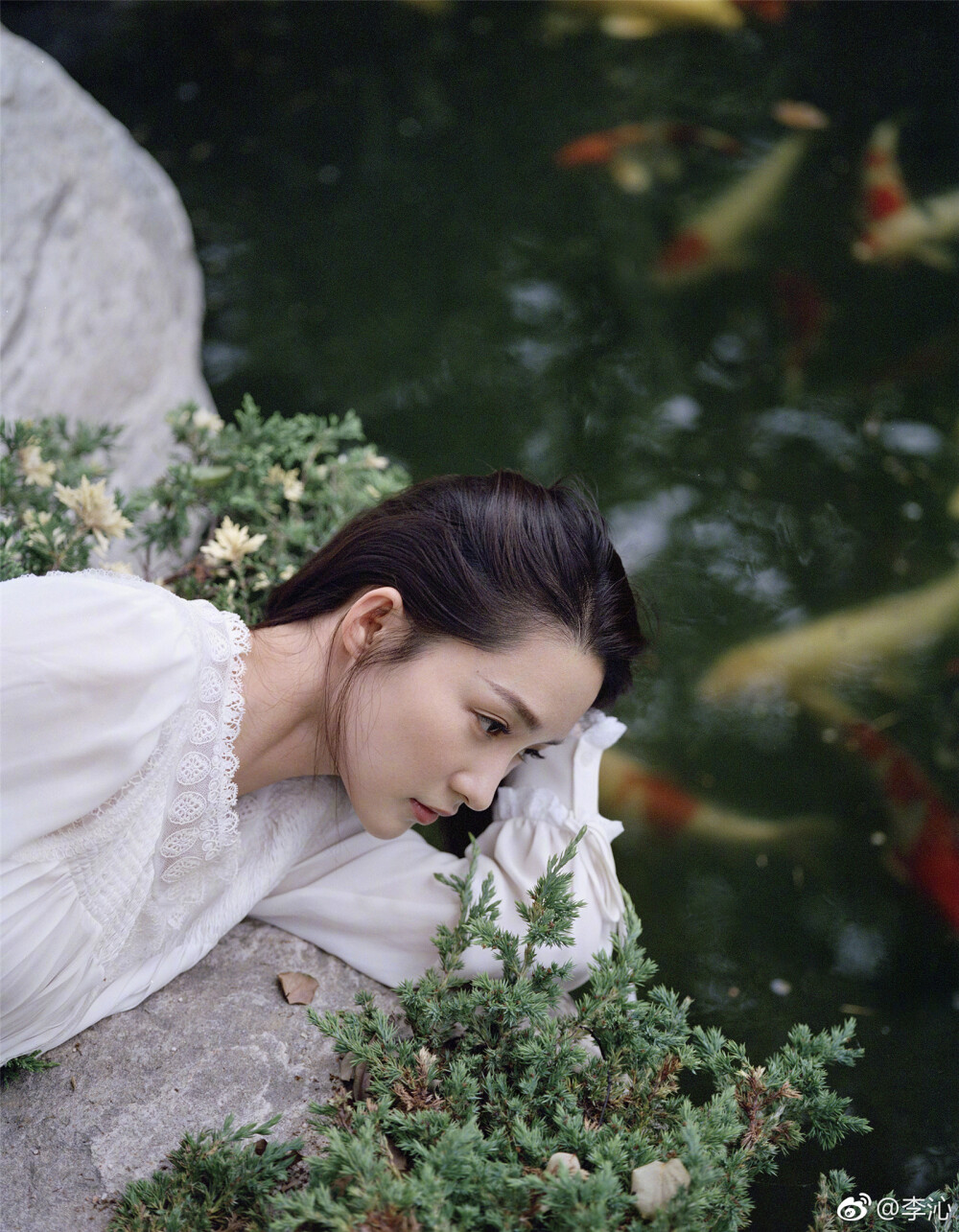 2018《LOHAS乐活》六月刊封面：李沁(“夏天必备：树林遮阳，蒲扇摇风，池塘戏鱼，和我。)