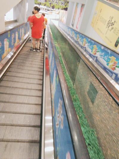 下午去了曾经经常去的超市，变得和曾经不一样了