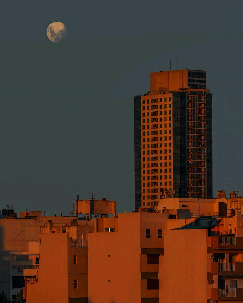 电影般质感的光影，摄影师 Juan Manuel Casir 镜头里落日余晖下梦幻般的城市。
作者:Juan Manual Casir