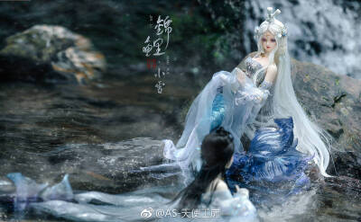 娃娃bjd 圖源微博#AS小雪# #AS大雪#
一泓泉色漲漪漣，竊號西湖幾百年。泛出芰荷錢萬疊，洗開楊柳眼三眠。雪鷗臥聽禪僧磬，錦鯉行驚釣客船。若比錢塘江上景，欠他十里好風(fēng)煙。
二十四節(jié)氣系列大雪和小雪錦鯉特體版