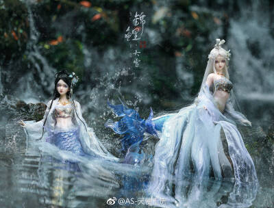 娃娃bjd 图源微博#AS小雪# #AS大雪#
一泓泉色涨漪涟，窃号西湖几百年。泛出芰荷钱万叠，洗开杨柳眼三眠。雪鸥卧听禅僧磬，锦鲤行惊钓客船。若比钱塘江上景，欠他十里好风烟。
二十四节气系列大雪和小雪锦鲤特体版