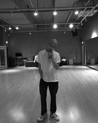 180629 #UNIQ曹承衍#个人IG更新一则： ​​​#UNIQ# · #曹承衍# · #WOODZ#