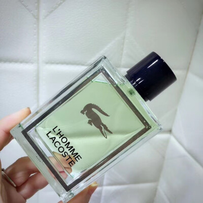 鳄鱼 Homme100ml 男士香水。2018上市
香调: 辛辣木质调
前调: 橘子橙子木梨大黄
中调: 胡椒生姜茉莉杏仁
后调: 雪松木质香琥珀香草麝香8054A
价格:60